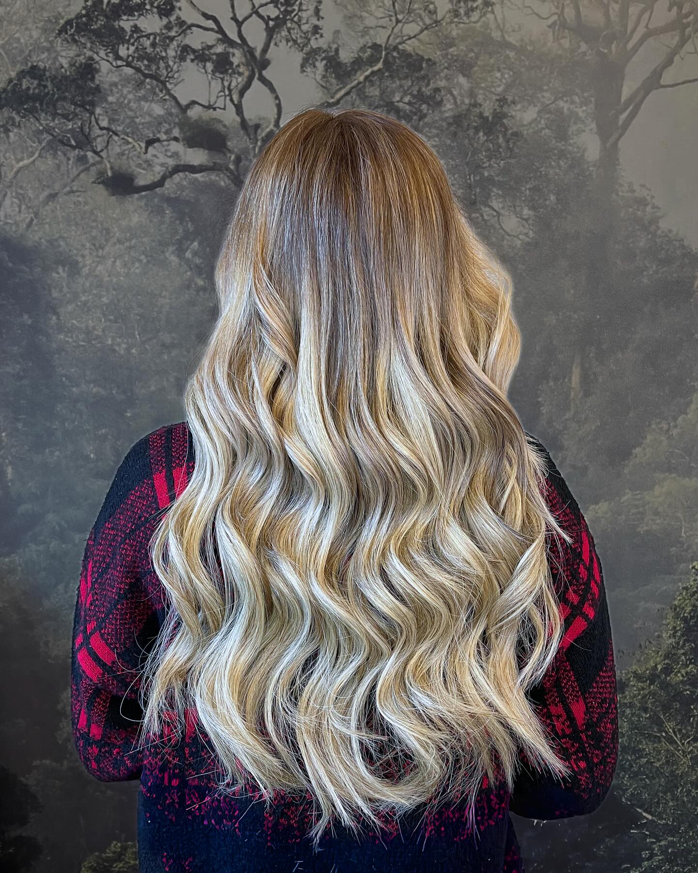 Long blonde balayage with bright ribbons and loose waves